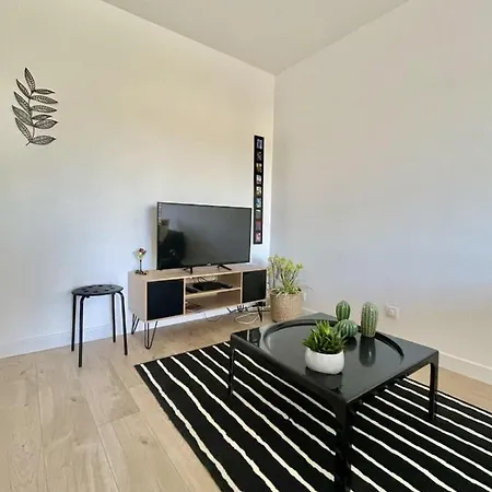 Bright 35 M For 2 With Balcony Center