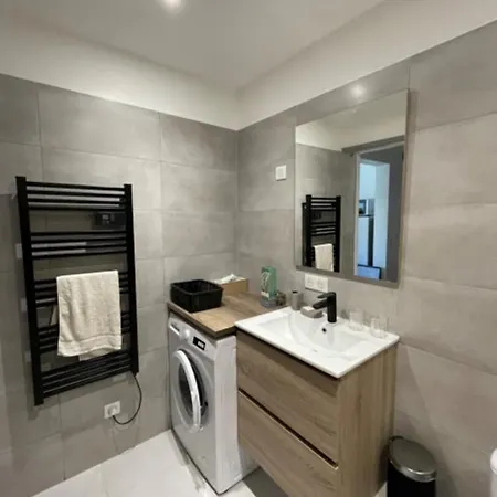 Bright 35 M For 2 With Balcony Center Appartamento